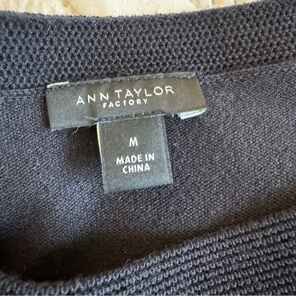 EUC Ann Taylor Factory Black Pleated Puff Sleeve Sweater Size M - Picture 4 of 8